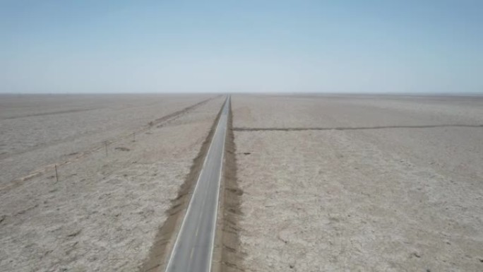 横跨盐碱地的道路鸟瞰图