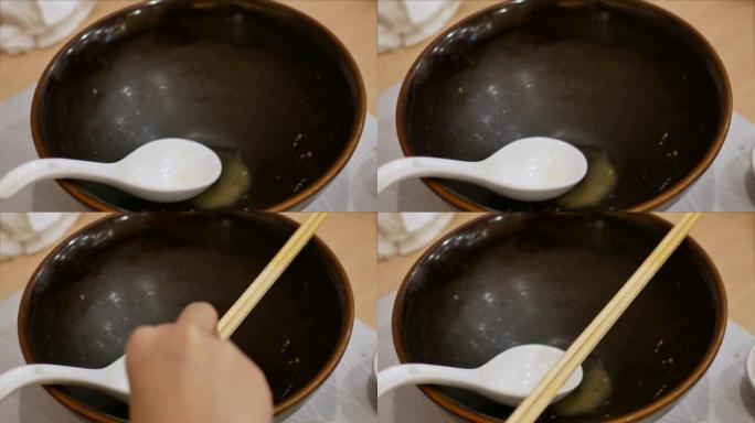 4k视频一边吃完饭一边把筷子放在乌冬面的空碗上