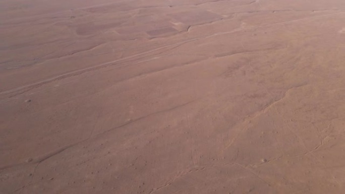 无人机飞越沙漠中干涸的河床
