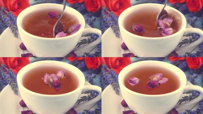 普罗旺斯风格的成分: 白色的茶帽，带有芬芳的玫瑰花蕾，新鲜的玫瑰花和薰衣草，放在老式的浅蓝色木制桌面