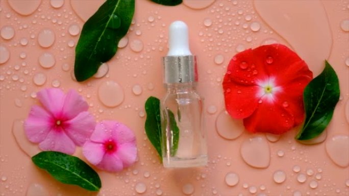 背景与水滴化妆品在瓶子和鲜花。透明质酸。Spa。