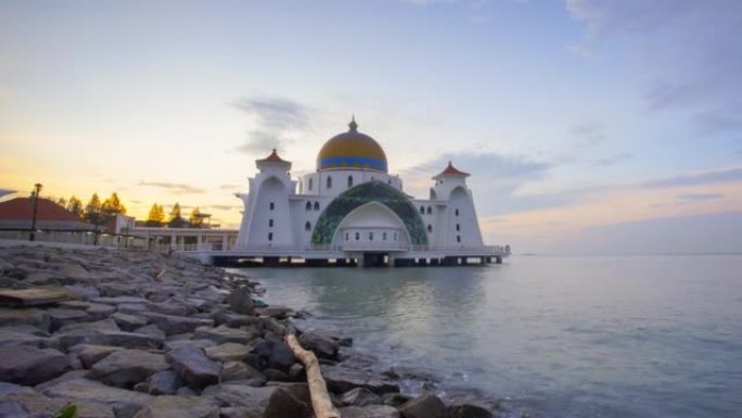 马六甲海峡清真寺4k Timelapse (马六甲清真寺)，马六甲，马来西亚。向上倾斜效果