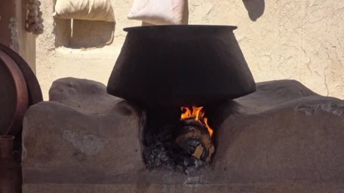 大锅在粘土炉上的明火上烹饪