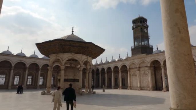 游客在埃及开罗萨拉丁城堡穆罕默德·阿里清真寺的大院子里