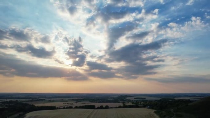 美丽的天空，乌云密布，最热的一天。无人机在英国英格兰城市的高角度镜头