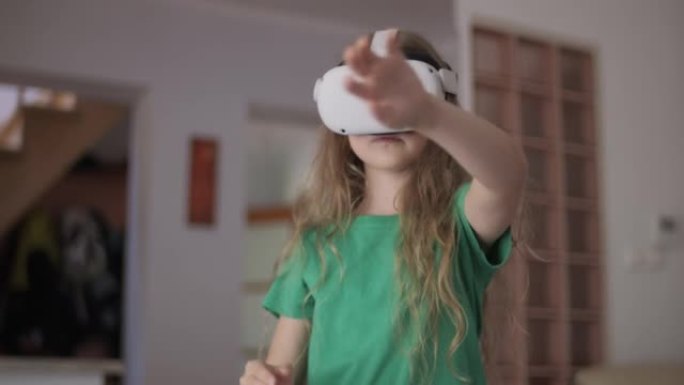 现代教育儿童在虚拟现实眼镜中学习，在虚拟现实中学习，女孩沉浸在网络空间中。在虚拟现实设备上玩游戏的孩