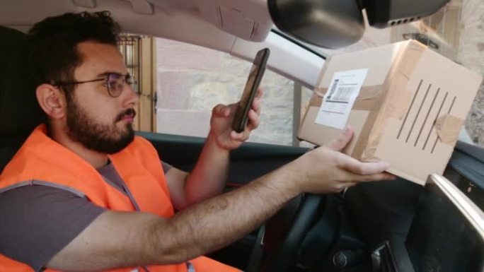 送货员用智能手机扫描包裹标签