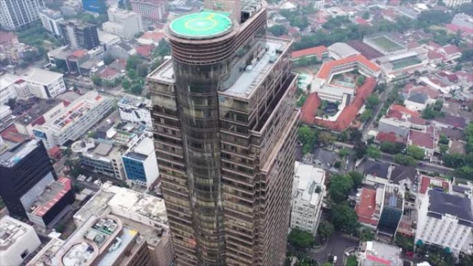 现代城市中心的摩天大楼。爬上摩天大楼屋顶上的直升机停机坪