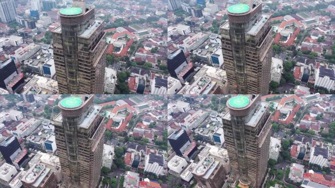 现代城市中心的摩天大楼。爬上摩天大楼屋顶上的直升机停机坪