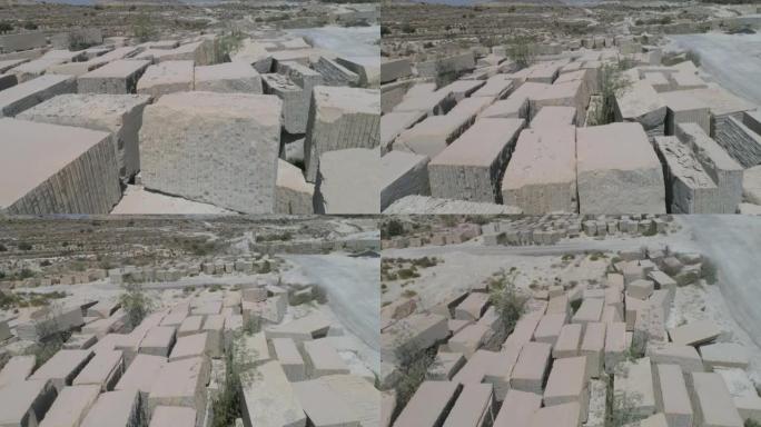 散落在沙漠中的废弃采石场的大块石头