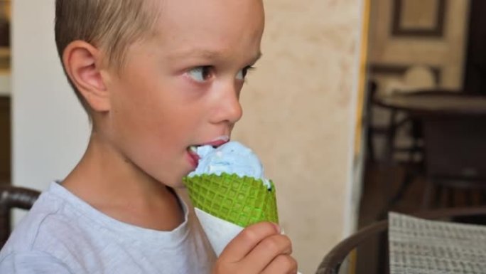在餐馆吃冰淇淋的小男孩。4k慢动作录像