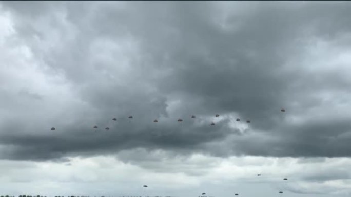 在诺曼底登陆75周年纪念日，空降伞兵的飞机