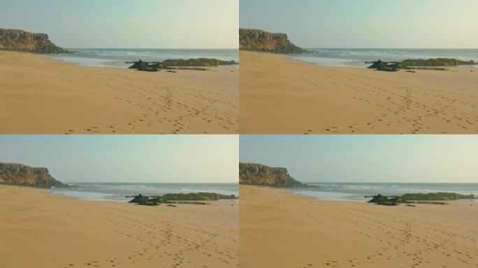空白色最佳细沙海滩普拉亚德尔卡斯蒂略。清澈见底的海水。海岸线上的岩石悬崖。拉奥利瓦市。旅游概念。富埃