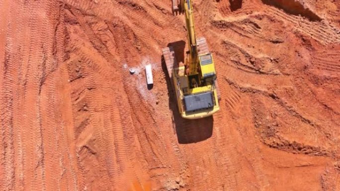 挖掘机在铺设地下雨水管道时挖了一个用于连接雨水管道的坑