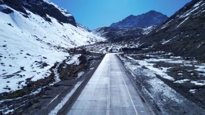 智利圣地亚哥雪山的高速公路。安第斯山脉。