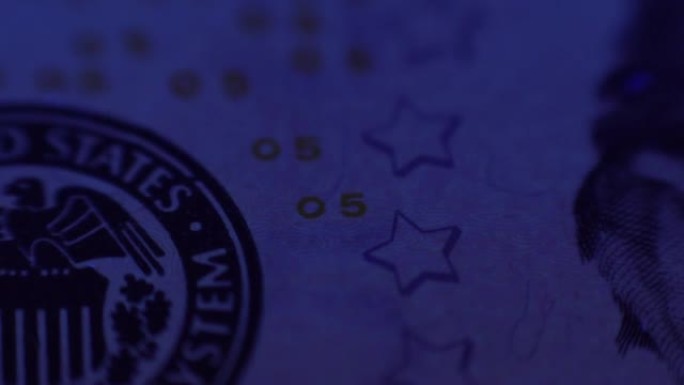 金融家银行家在紫外线下检查纸币。在显微镜和紫外线检测器下的钞票的极端特写视图。放大镜下的美元钞票。检