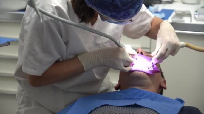 牙科诊所，对患者进行牙髓手术的医生