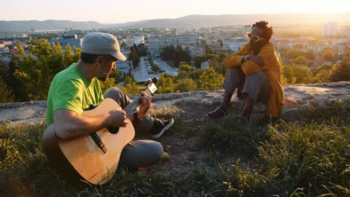 朋友们在城市日落时一起演奏音乐。