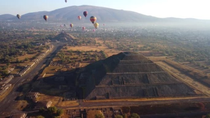 特奥蒂瓦坎金字塔上空热气球上的日出