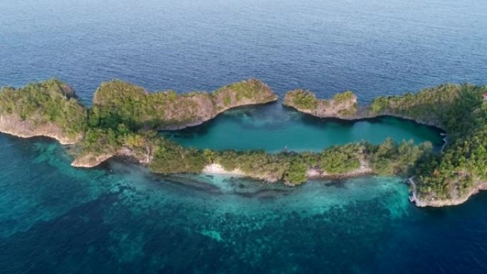绿松石水和浅礁的热带岩石岛的航拍