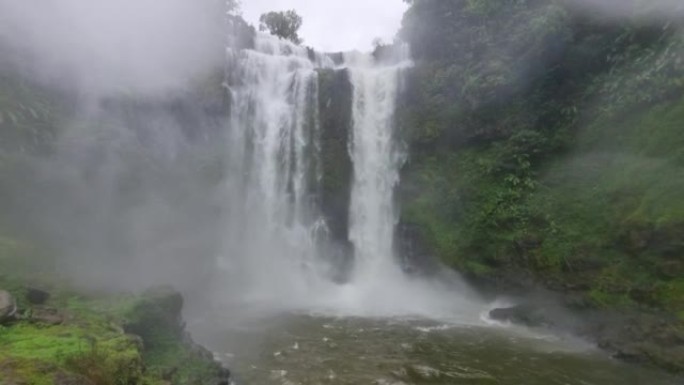 飞溅的瀑布湍急山水流动河水泉水叮咚