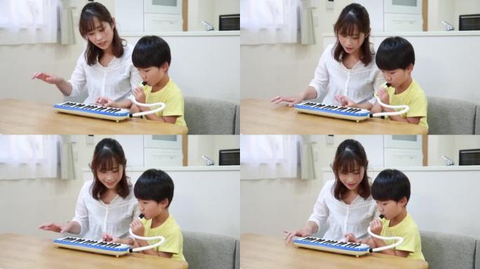 父母和孩子练习键盘口琴