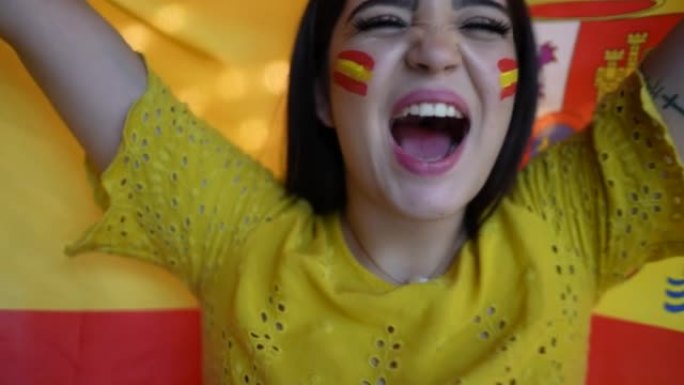 庆祝挥舞西班牙国旗的年轻女子