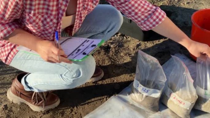 特写女农学家准备土壤样品袋，写作形式