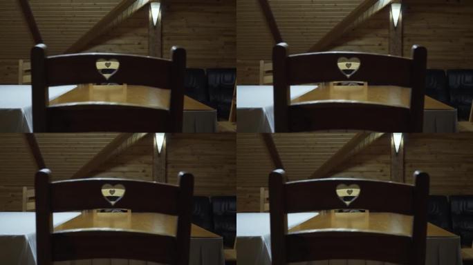 心形被雕刻成木椅。木屋里的空房间。