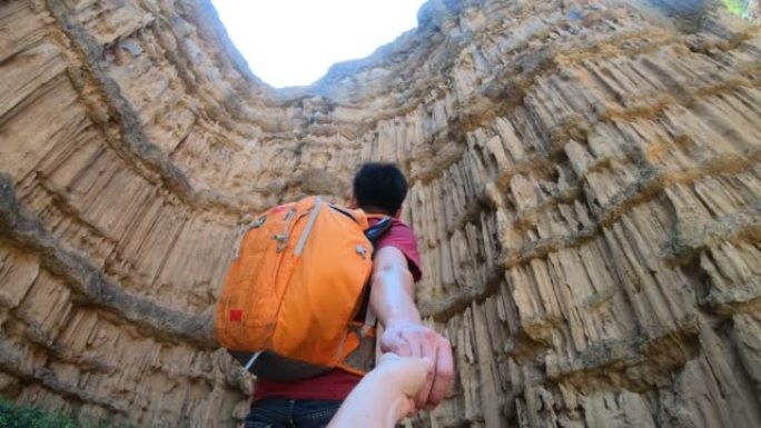 游客在泰国清迈Mae Wang国家公园的大峡谷清迈或Pha Chor牵手