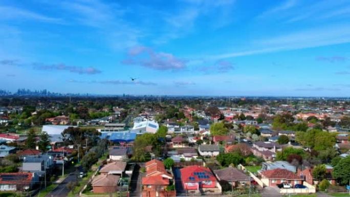 墨尔本郊区和中央商务区的全景空中无人机视图，俯视澳大利亚维多利亚的房屋道路和公园