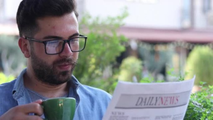 男子在咖啡馆读报纸