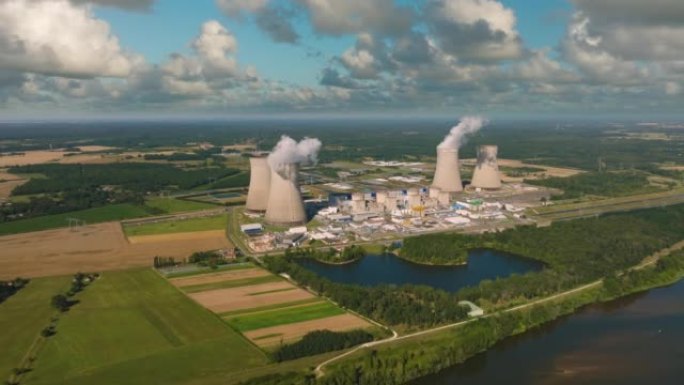 核电站周围的空中全景飞行。二氧化碳排放，烟雾和蒸汽的能量。生态与自然污染。