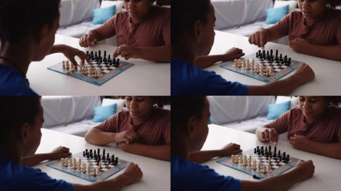 动手。两个黑人孩子在家下棋。