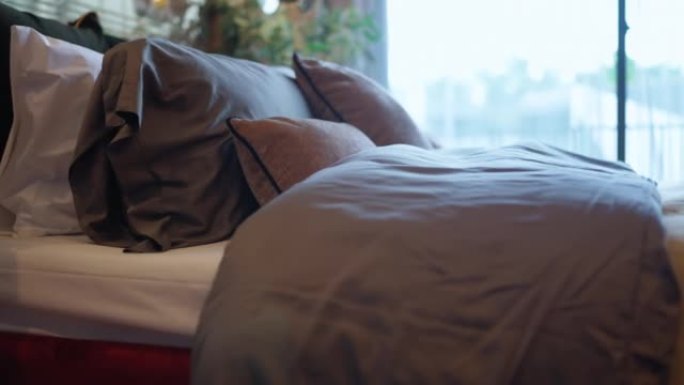 特大号床上贴有自然阳光的多莉拍摄，卧室枕头屋设计室内创意背景当代家居装饰细节