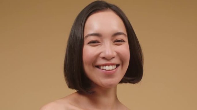 年轻的亚洲女性露肩摆出微笑的笑容