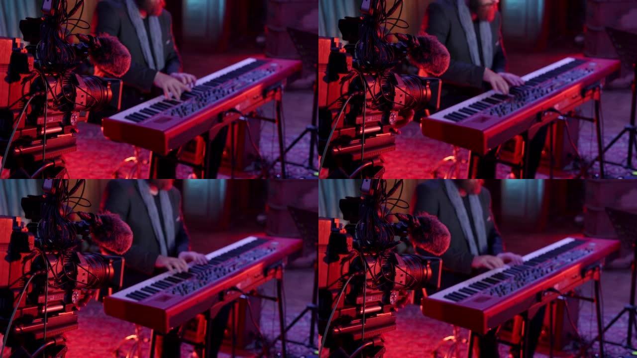 钢琴家男子弹钢琴时拍摄的电影或音乐剪辑