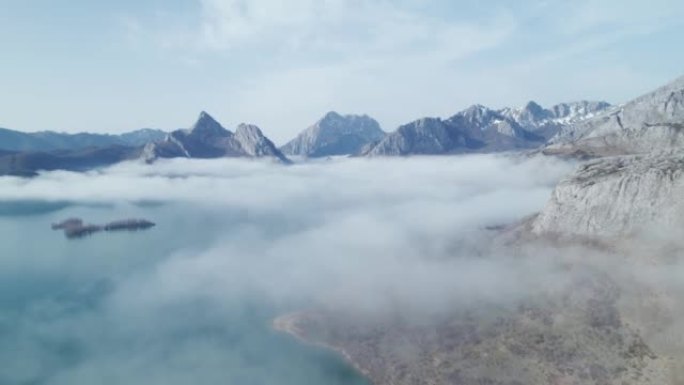西班牙莱昂里亚尼奥带雾的吉尔博峰景。
