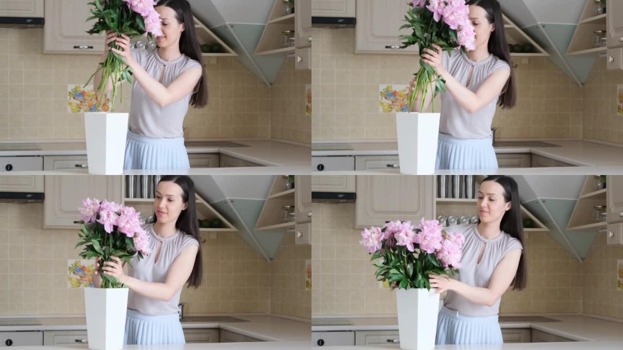 年轻女子高兴地将新鲜五颜六色的粉红色花朵放在白色花瓶中。