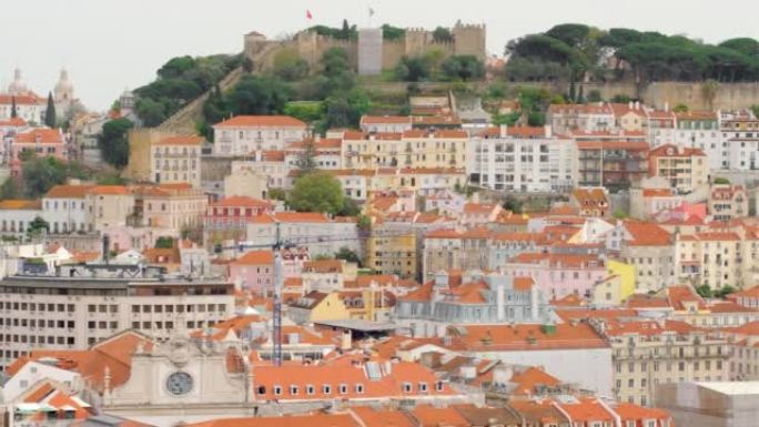葡萄牙里斯本的城市景观，历史悠久的圣若热城堡和日落时的老城区