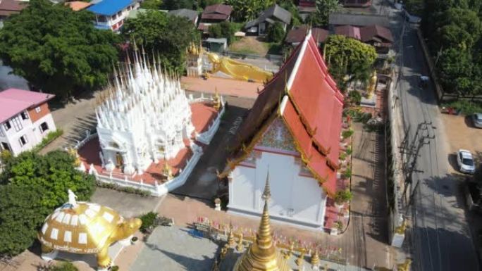 鸟瞰华丽的佛南寺塔尖，这是泰国法莱的一座泰式寺庙。泰语翻译:“幸福，幸运，健康”