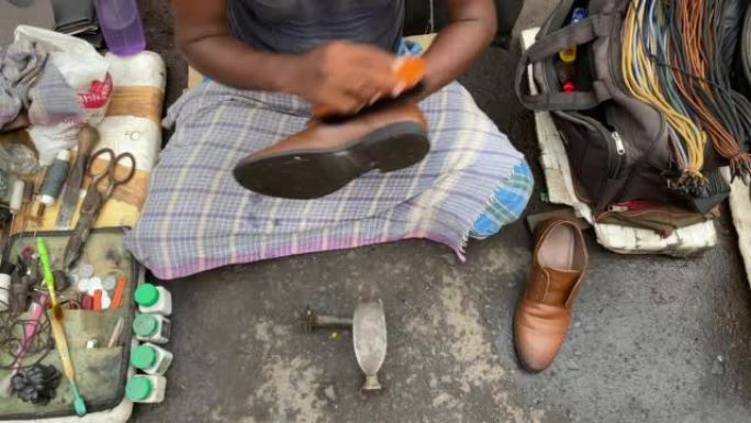 在印度加尔各答，可怜的补鞋匠或mochee擦鞋的视频