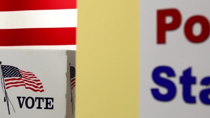 一个滑块从投票站的标志到投票点前的一面巨大的美国国旗