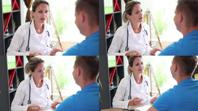 微笑着的女医生在给病人看病，写诊断书