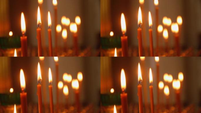在基督教教堂的看台上燃烧奉献蜡烛