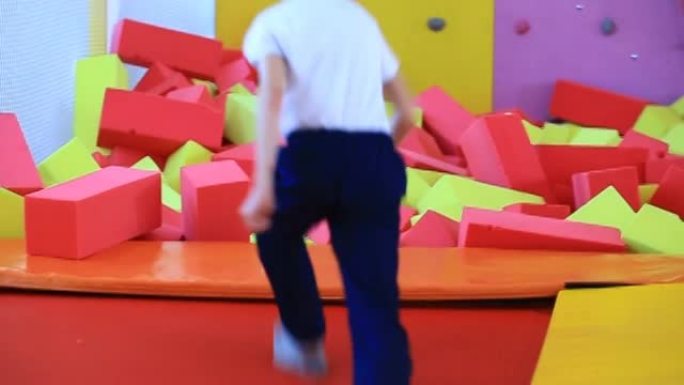 儿童在娱乐中心蹦床上跳跃