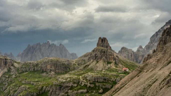 从多比亚科附近的兰德罗山谷 (Valle di Landro) 看到，在拉瓦雷多 (Tre Cime