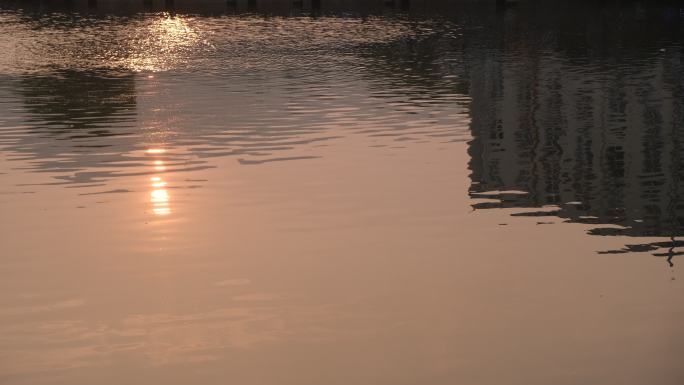 湖中日落