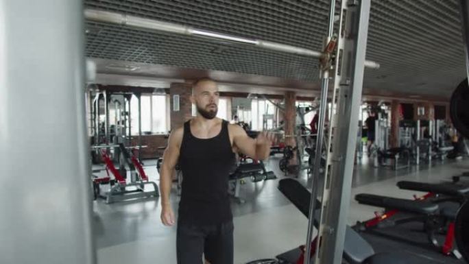 一名男子在健身房工作体育模拟器，改善身体。有氧训练。