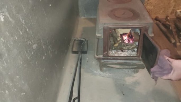 在铸铁火炉中燃烧的柴火为房屋供暖